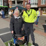 Auf dem Marktplatz in Marl-Hüls erklären Polizeibeamte Senioren den Umgang mit dem Rollator.