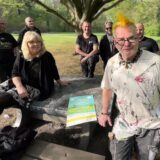 Bandmitglieder und Techniker stehen hinter Punky Bahr (v.l.): Gaby Bergmann, Markus Wagner von „Still Waters“, Frank Hötzel, Christian Schäfer, Andreas Zett Zänker („Incident“ und „Exoplantes“) und Matthias Plewka.