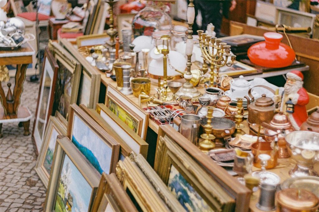 Ein Mann durchstöbert verschiedene Kisten mit Schallplatten auf einem Trödelmarkt in NRW.
