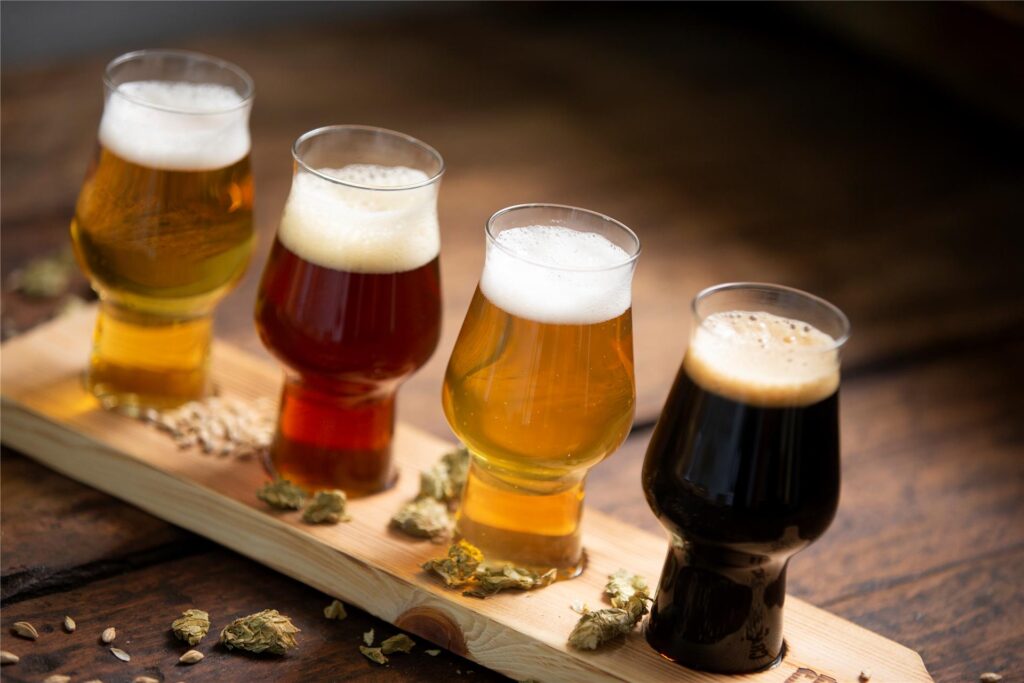 Vier Gläser mit verschiedenen Biersorten stehen am Tag des deutschen Bieres für ein Biertasting bereit.