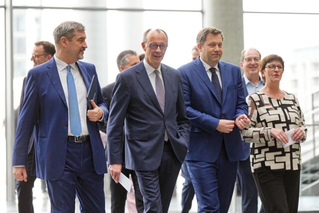 Markus Söder (l-r), Ministerpräsident von Bayern und CSU-Vorsitzender, Friedrich Merz, Unions-Kanzlerkandidat und CDU-Bundesvorsitzender, Lars Klingbeil, SPD-Fraktions- und Bundesvorsitzender, und Saskia Esken, SPD-Bundesvorsitzende, kommen zu einer Pressekonferenz der Parteivorsitzenden von Union und SPD zur Vorstellung des Koalitionsvertrages im Paul-Löbe-Haus. +++ dpa-Bildfunk +++