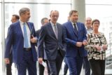 Markus Söder (l-r), Ministerpräsident von Bayern und CSU-Vorsitzender, Friedrich Merz, Unions-Kanzlerkandidat und CDU-Bundesvorsitzender, Lars Klingbeil, SPD-Fraktions- und Bundesvorsitzender, und Saskia Esken, SPD-Bundesvorsitzende, kommen zu einer Pressekonferenz der Parteivorsitzenden von Union und SPD zur Vorstellung des Koalitionsvertrages im Paul-Löbe-Haus. +++ dpa-Bildfunk +++