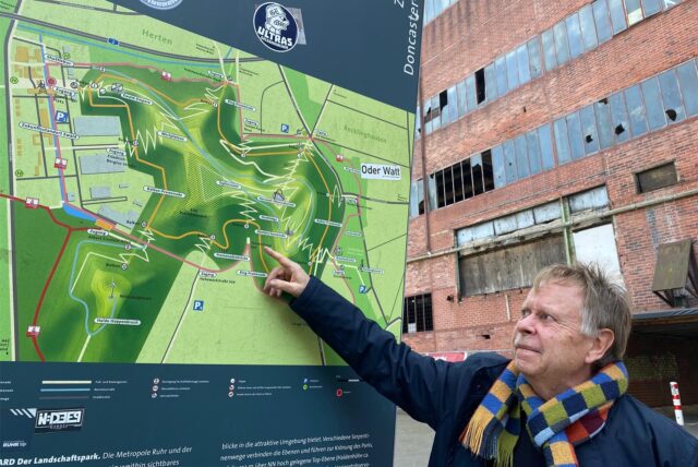 Volker Lindner an einer Info-Tafel auf dem Ewald-Zechengelände in Herten-Süd.