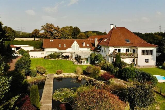 Haus am See gefällig? Dieses großzügige Anwesen in Holzen steht zum Verkauf – es ist eine der derzeit teuersten Immobilien auf dem Dortmunder Markt.