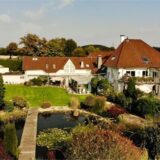 Haus am See gefällig? Dieses großzügige Anwesen in Holzen steht zum Verkauf – es ist eine der derzeit teuersten Immobilien auf dem Dortmunder Markt.