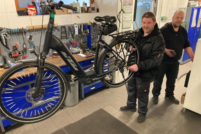 Volontärin Laura Wunderlich vor dem City-See auf dem Creiler Platz