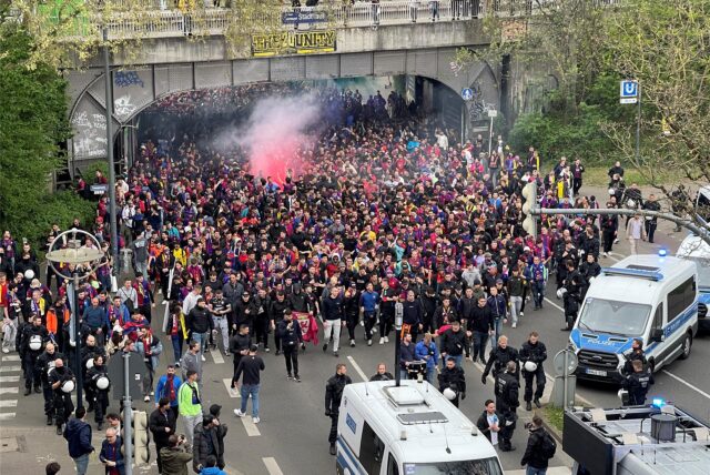 Über 1000 Barca-Fans ziehen zum Stadion in Dortmund.