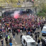 Über 1000 Barca-Fans ziehen zum Stadion in Dortmund.