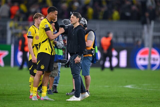 Niko Kovac klatscht mit Felix Nmecha.