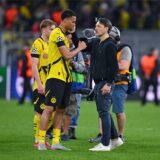 Niko Kovac klatscht mit Felix Nmecha.