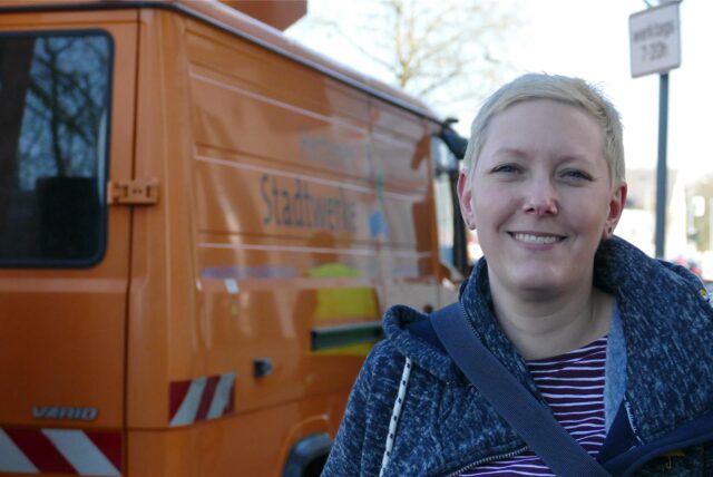 Kerstin Walberg, Sprecherin der Hertener Stadtwerke, steht vor einem Lkw des Hertener Unternehmen.