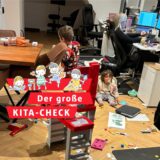 Franziska Beschorners Kinder spielen ausgelassen in der Steuerberatung Dieckhöfer & Partner in Dortmund, während Helen Dieckhöfer arbeitet. Carl und Ella sind längst Teil ihres Berufsalltags.