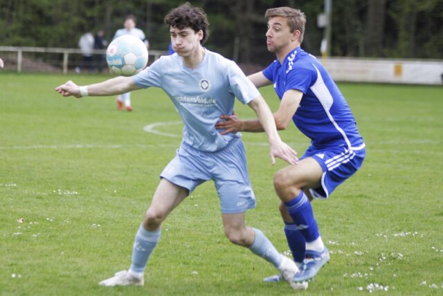 Viel Arbeit kommt beim Spitzenreiter auf Tobias Fandrey (r.) – hier im Duell mit Carlo Zimmermann (SSC Recklinghausen) – und die Abwehr von Borussia Ahsen zu.