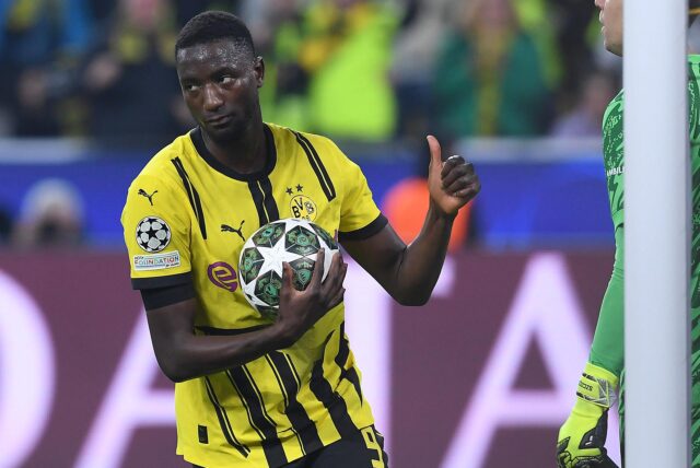 Serhou Guirassy hält den Ball in der Hand und hebt den Daumen.