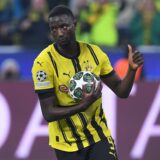 Serhou Guirassy hält den Ball in der Hand und hebt den Daumen.