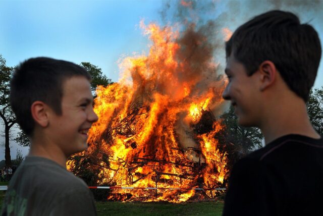 Zwei Kinder vor einem Osterfeuer