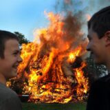 Zwei Kinder vor einem Osterfeuer