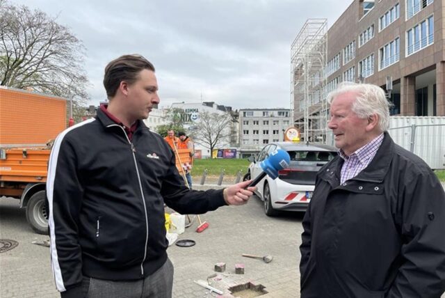 Ex-BVB-Spieler Theo Redder (r.) im Interview mit Reporter Tim Hübbertz.