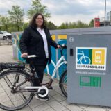 Laura Wunderlich schiebt ihr Fahrrad in eine geöffnete Fahrradbox in Marl-Mitte.