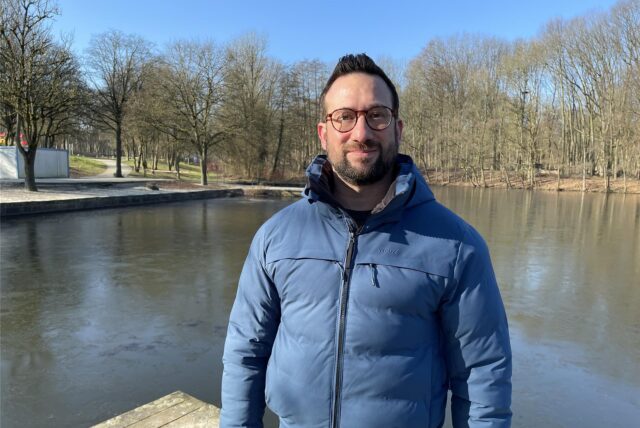 Steffen Eich steht an den Teichen im Revierpark Wischlingen.