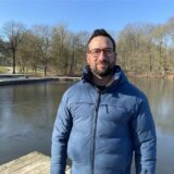 Steffen Eich steht an den Teichen im Revierpark Wischlingen.