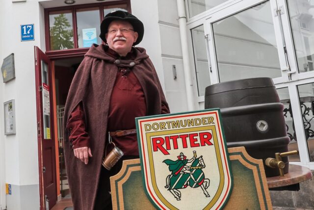 Wilhelm Mohrenstecher steht als historisch gekleider Braumeister vor dem Café Blickpunkt in Lütgendortmund.