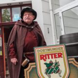 Wilhelm Mohrenstecher steht als historisch gekleider Braumeister vor dem Café Blickpunkt in Lütgendortmund.