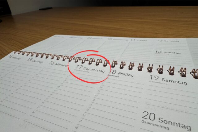 Auf einem Tischkalender ist der 17. April 2025 (Gründonnerstag) eingekreist