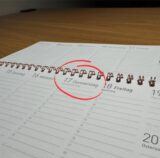 Auf einem Tischkalender ist der 17. April 2025 (Gründonnerstag) eingekreist