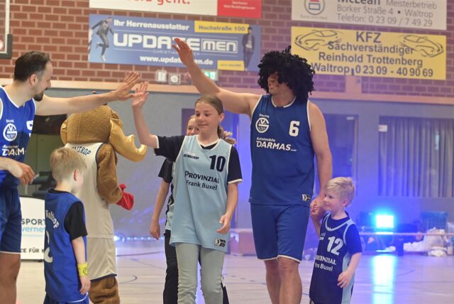 Viel Unterhaltung und gute Stimmung gab es bei den Feierlichkeiten zum 40-jährigen Bestehen der Basketballabteilung des GV Waltrop im Sportzentrum Nord.