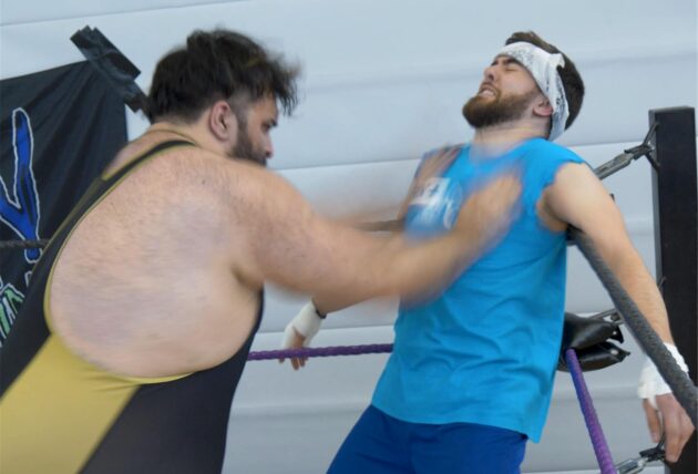 Benedikt Nonninger bekommt im Ring von seinem Gegner einen Schlag auf die Brust.