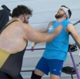 Benedikt Nonninger bekommt im Ring von seinem Gegner einen Schlag auf die Brust.