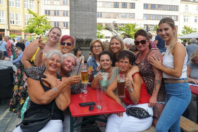 Bei schönem Wetter wird es voll auf dem Naschmarkt: Hier fand das Event noch rund um den Reiterbrunnen statt. Mittlerweile nutzt das Café Extrablatt diese Fläche, sodass der Naschmarkt auf den Parkplatz weitergezogen ist.