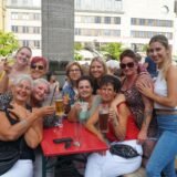 Bei schönem Wetter wird es voll auf dem Naschmarkt: Hier fand das Event noch rund um den Reiterbrunnen statt. Mittlerweile nutzt das Café Extrablatt diese Fläche, sodass der Naschmarkt auf den Parkplatz weitergezogen ist.