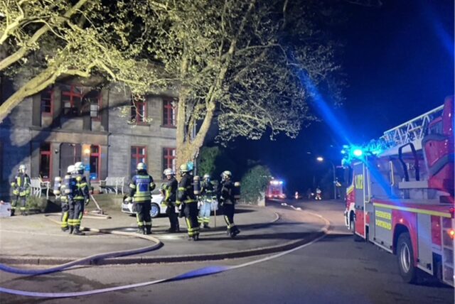 Einsatzkräfte der Feuerwehr Dortmund sind im Einsatz. Mehrere Feuerwehrfahrzeuge und Einsatzkräfte sind vor Ort zu sehen.