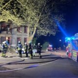 Einsatzkräfte der Feuerwehr Dortmund sind im Einsatz. Mehrere Feuerwehrfahrzeuge und Einsatzkräfte sind vor Ort zu sehen.