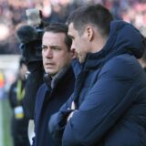 Geschäftsführer Sport Lars Ricken und Sportdirektor Sebastian Kehl unterhalten sich.