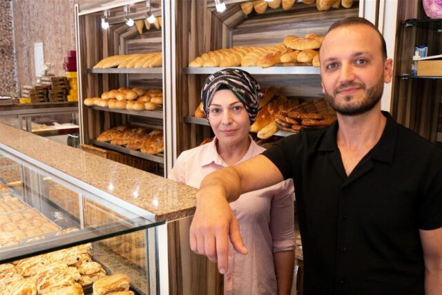 Bäckermeister Ertan Balaban und Ayse Turgut stehen hinter der Theke in ihrer Bäckerei Ekmek