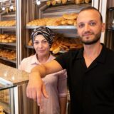 Bäckermeister Ertan Balaban und Ayse Turgut stehen hinter der Theke in ihrer Bäckerei Ekmek