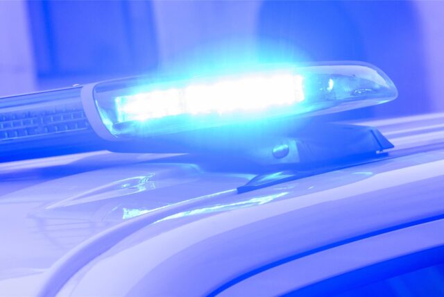 Ein Blaulicht leuchtet auf einem Einsatzfahrzeug der Polizei. (Symbolbild)