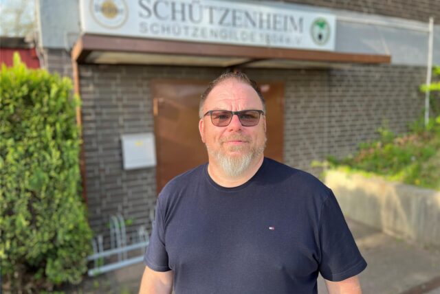 Ein Mann mit Brille steht vor dem Vereinsheim der Schützengilde 1804 in Oer-Erkenschwick