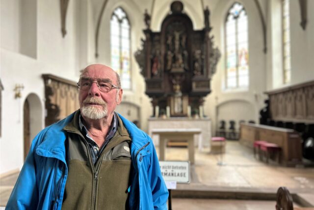 Albert Rusche steht vor dem Altar einer Kirche