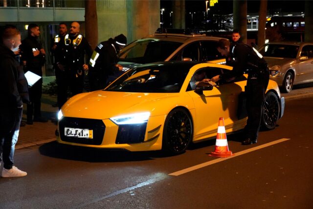 Polizisten halten ein Auto auf dem Wall in Dortmund an.