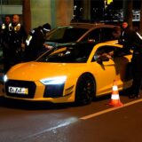 Polizisten halten ein Auto auf dem Wall in Dortmund an.