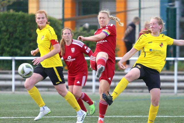 Alles im Griff gegen Seppenrade: VfB-Kapitänin Lisa Rutenberg (M.) und ihr Hülser Team.