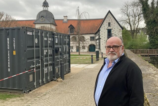 Ulrich Finger kritisiert die Container vor historischer Kulisse an Haus Rodenberg.