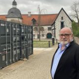 Ulrich Finger kritisiert die Container vor historischer Kulisse an Haus Rodenberg.
