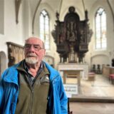 Albert Rusche steht vor dem Altar einer Kirche