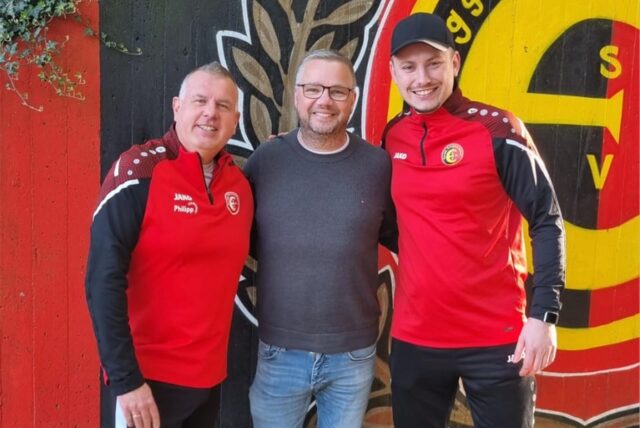 Maurice Loock (r.) und sein Co-Trainer Rudnik (l.) gehen auch in die nächste Saison als U19-Trainer bei der Spvgg. Erkenschwick.