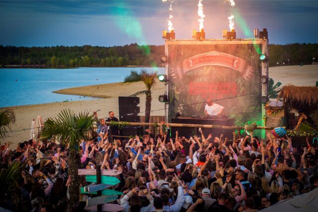 Party Veranstaltung am See im Sand